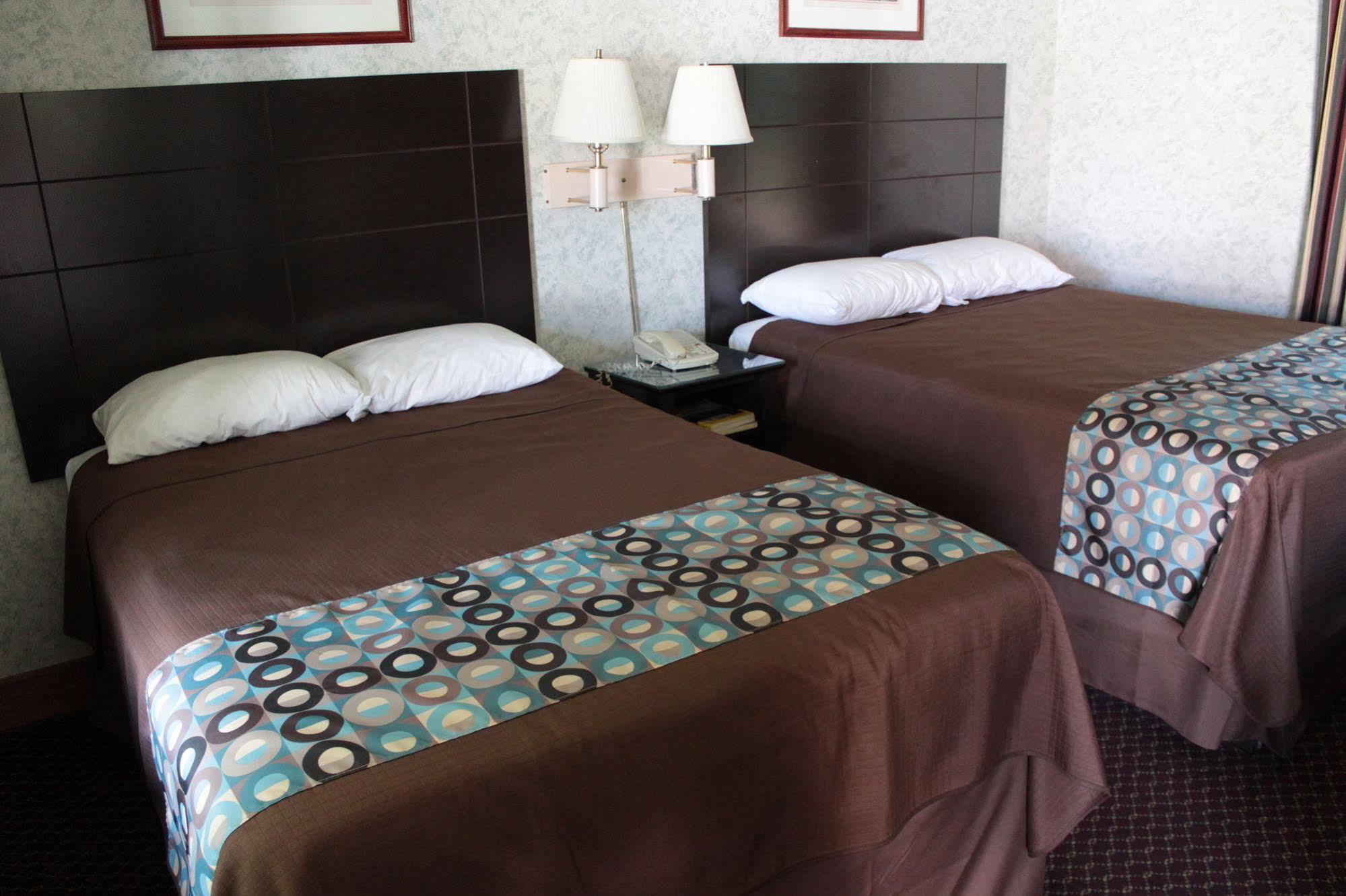 Wagon Wheel Inn Lenox Extérieur photo