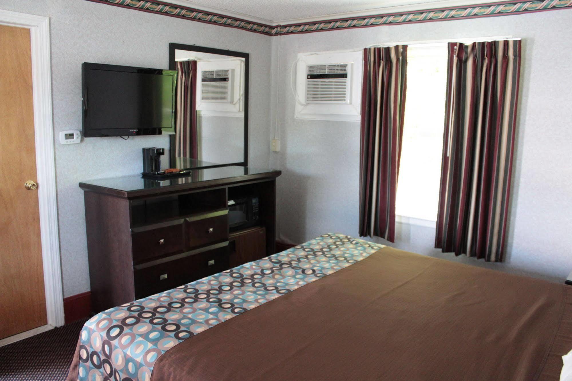 Wagon Wheel Inn Lenox Extérieur photo