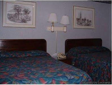 Wagon Wheel Inn Lenox Extérieur photo